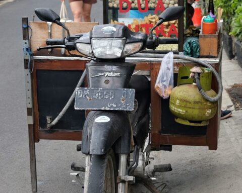 jakarta-street-vendors-vanishing-trades